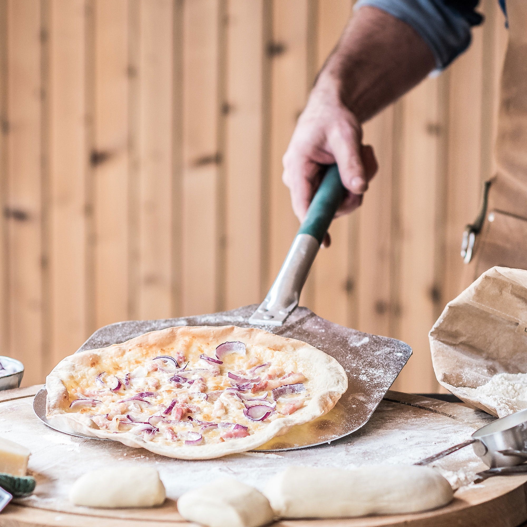 Big Green Egg Pizzaschaufel aus Edelstahl