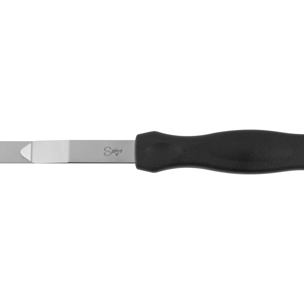 Ein kurzes Backformmesser mit schwarzem Griff