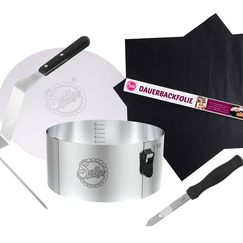 Ein Tortenring, ein Tortenretter, ein schwarzes Backformmesser, eine Dauerbackfolie, eine Winkelpalette und ein Kuchentester