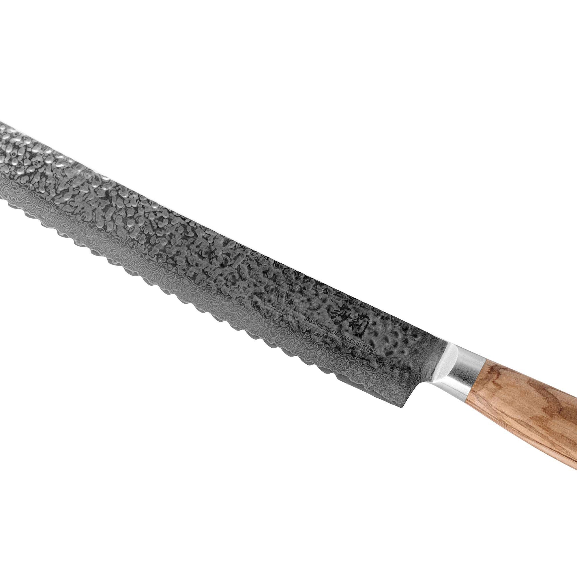 Ein Brotmesser mit silberner Klinge und hölzernem Griff