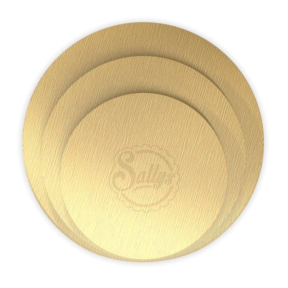 Ein kleines, ein mittelgroßes und ein großes goldenes Cake Board