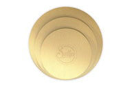 Ein kleines, ein mittelgroßes und ein großes goldenes Cake Board