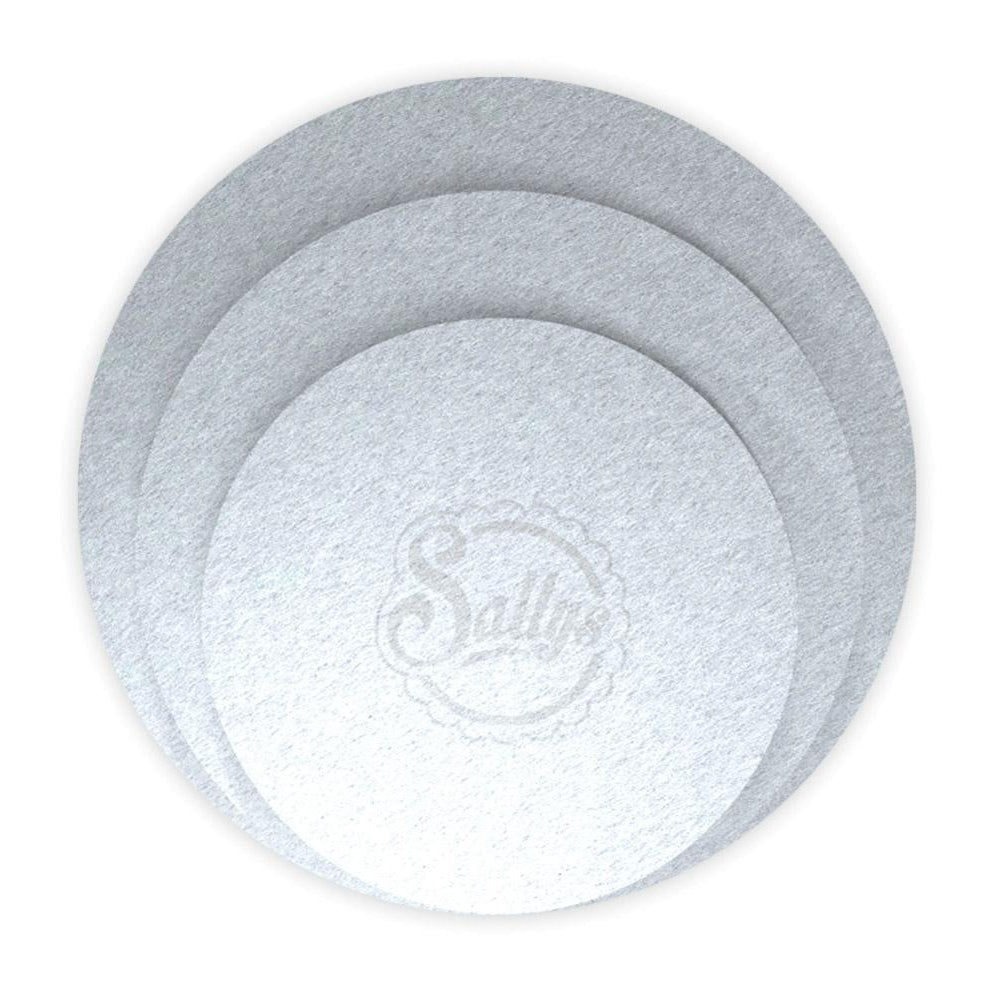 Ein kleines, ein mittelgroßes und ein großes silbernes Cake Board