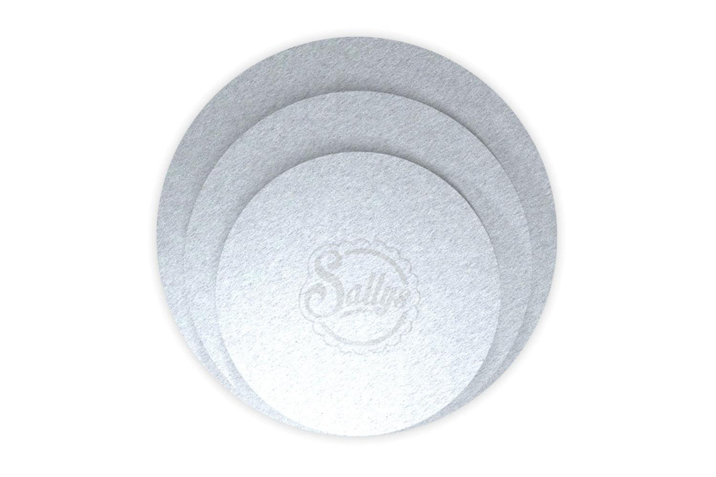 Ein kleines, ein mittelgroßes und ein großes silbernes Cake Board