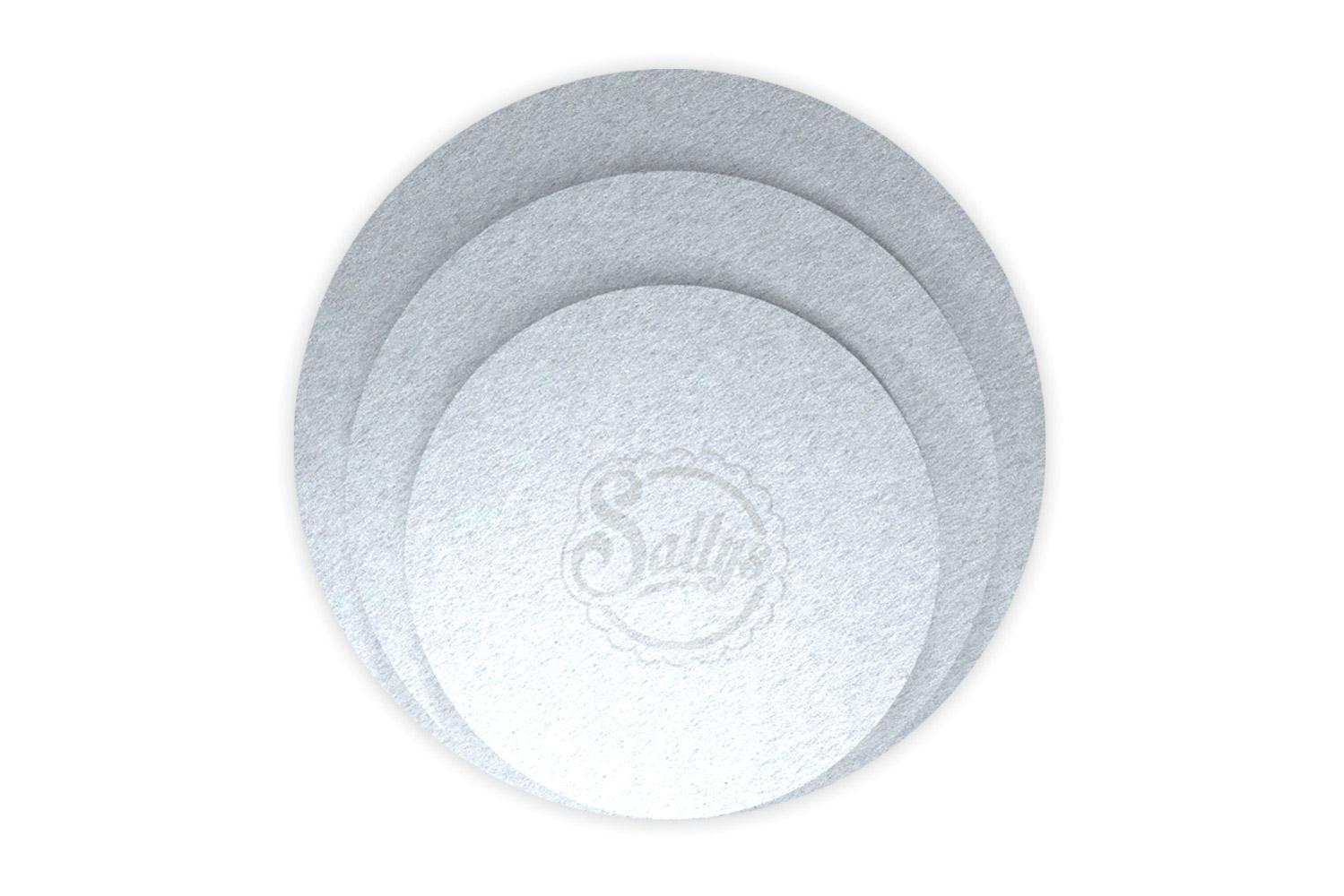 Ein kleines, ein mittelgroßes und ein großes silbernes Cake Board