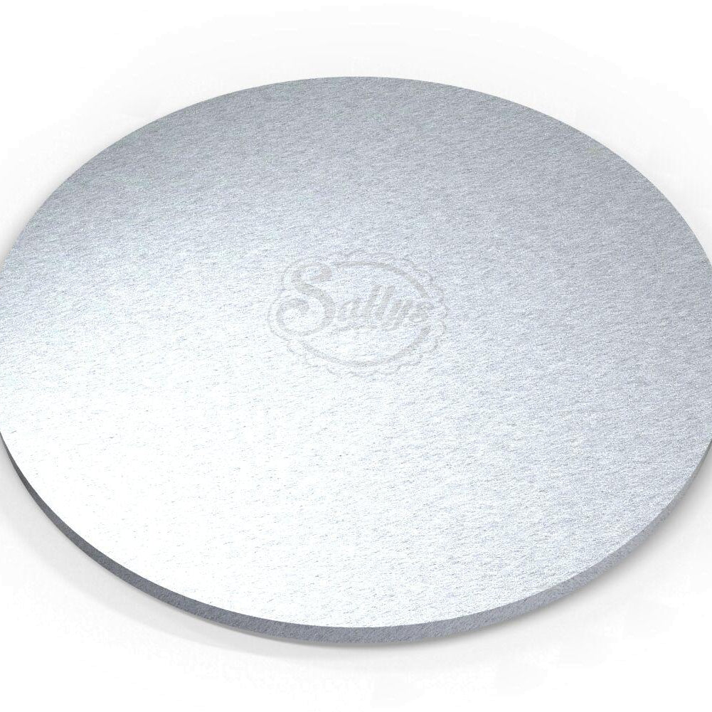 Ein großes, rundes, silbernes Cake Board