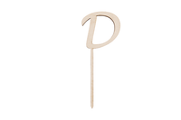 Ein Caketopper mit dem Buchstaben D