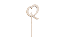 Ein Caketopper mit dem Buchstaben Q