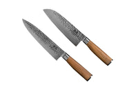 Zwei Messer mit silberner Klinge und hölzernem Griff