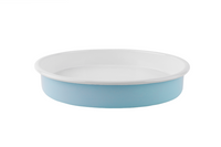 Eine pastellblaue Emaille-Ofenform