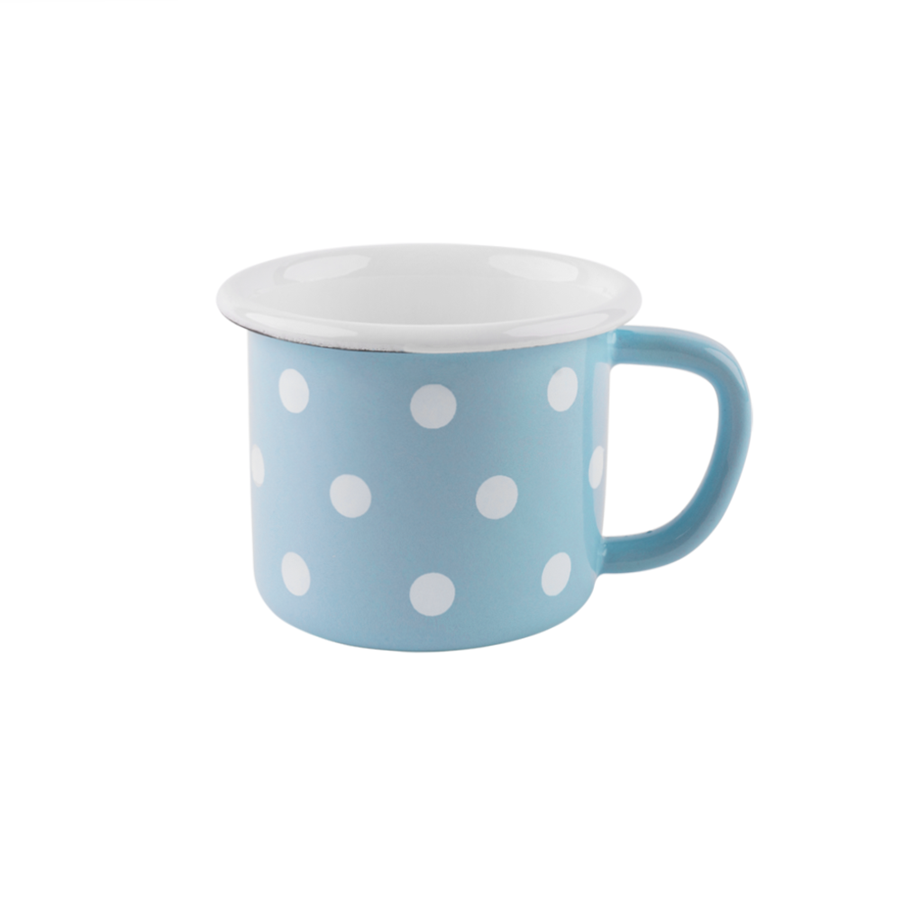 Eine pastellblau-gepunktete Emaille-Tasse