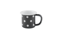 Eine anthrazit-gepunktete Emaille-Tasse