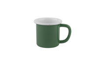 Eine olivgrüne Emaille-Tasse