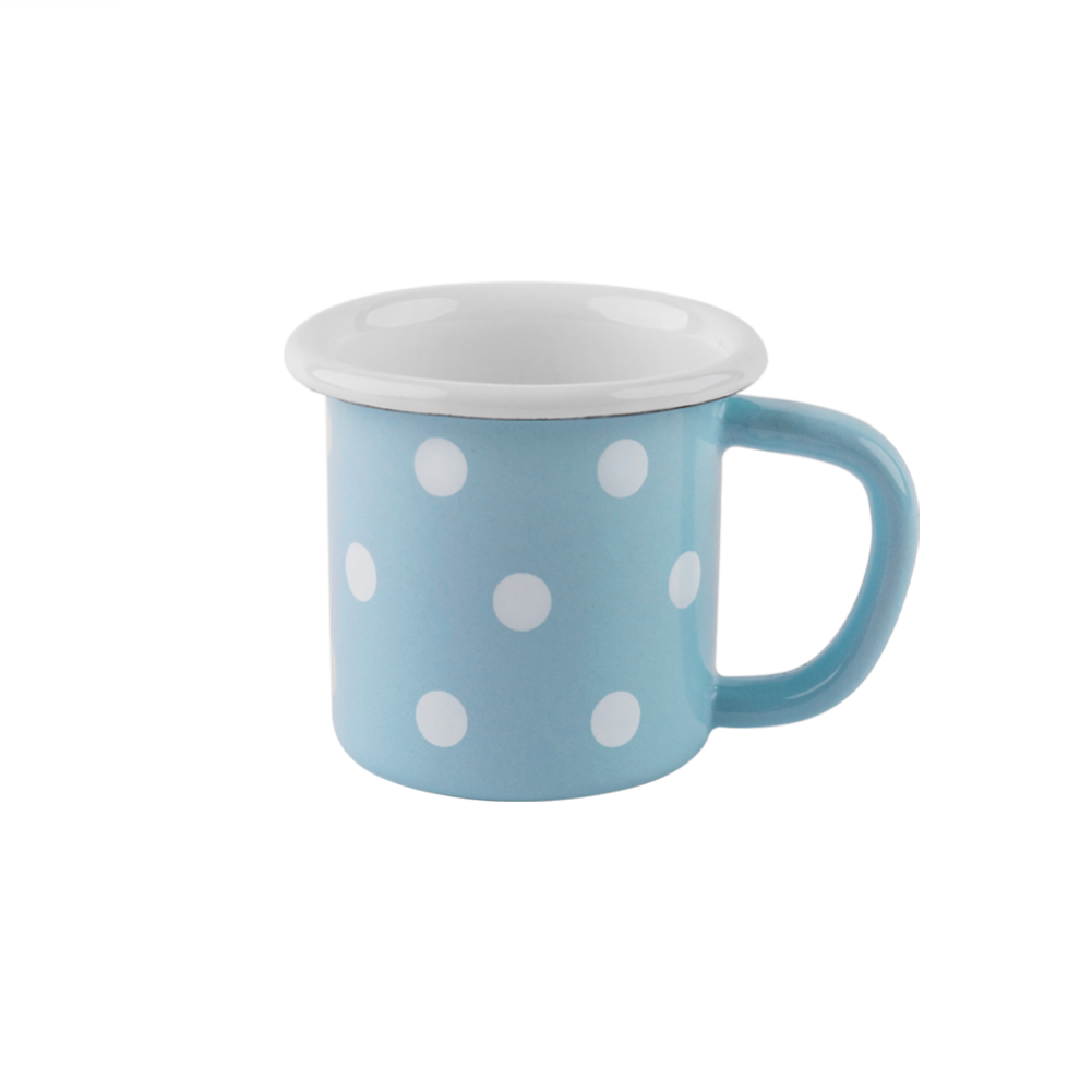 Eine pastellblau-gepunktete Emaille-Tasse