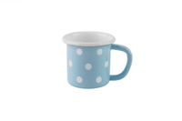 Eine pastellblau-gepunktete Emaille-Tasse