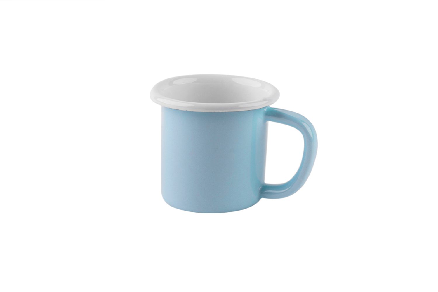 Eine pastellblaue Emaille-Tasse