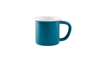 Eine petrolfarbene Emaille-Tasse