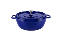 Ein Gusseisentopf in der Farbe royalblue