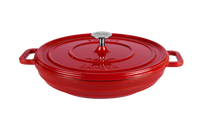 Ein flacher Gusseisentopf in der Farbe rot