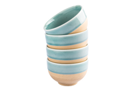 Mehrere blau-beige Keramikschüsseln