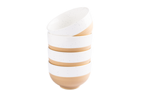 Mehrere weiß-beige Keramikschüsseln