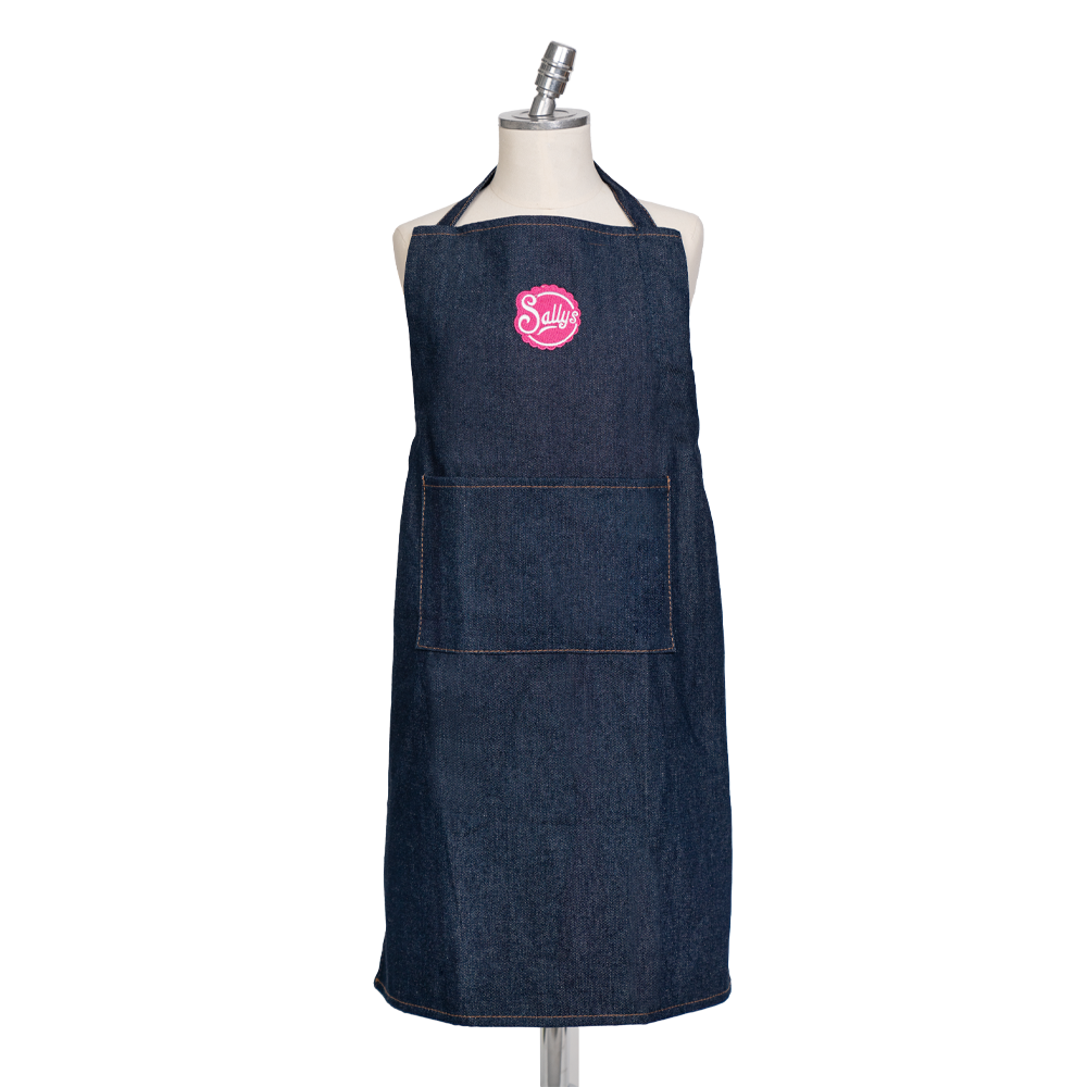 Eine Kinderschürze in Jeansoptik