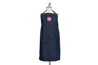 Eine Kinderschürze in Jeansoptik
