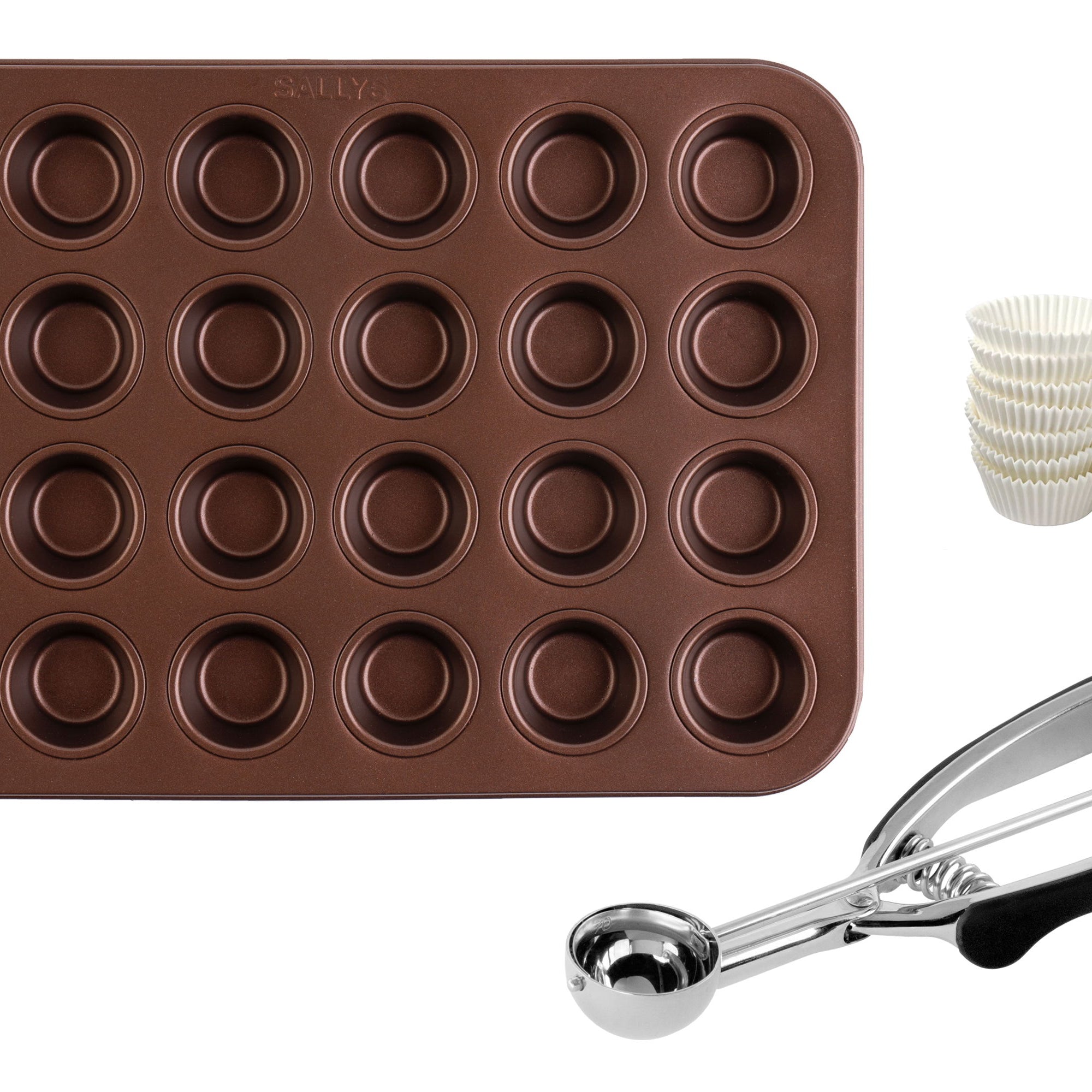 Eine Form für Mini-Muffins, ein kleiner Portionierer und Muffinförmchen aus Papier