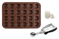 Eine Form für Mini-Muffins, ein kleiner Portionierer und Muffinförmchen aus Papier