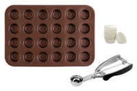 Eine Form für Mini-Muffins, ein kleiner Portionierer und Muffinförmchen aus Papier