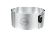 Ein silberner kleiner Tortenring mit Klemmhebel