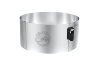 Ein silberner kleiner Tortenring mit Klemmhebel