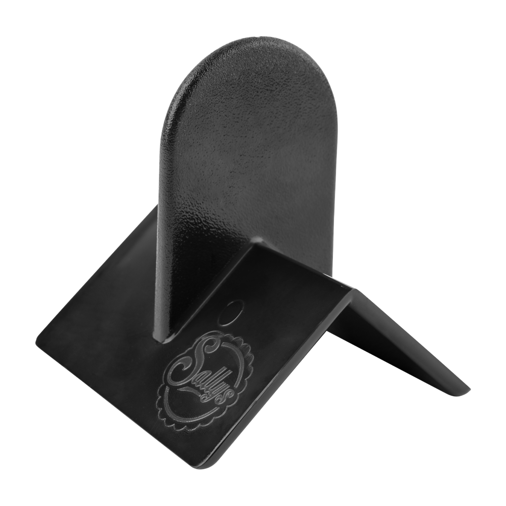 Eine schwarze Modellierecke mit Sallys Logo