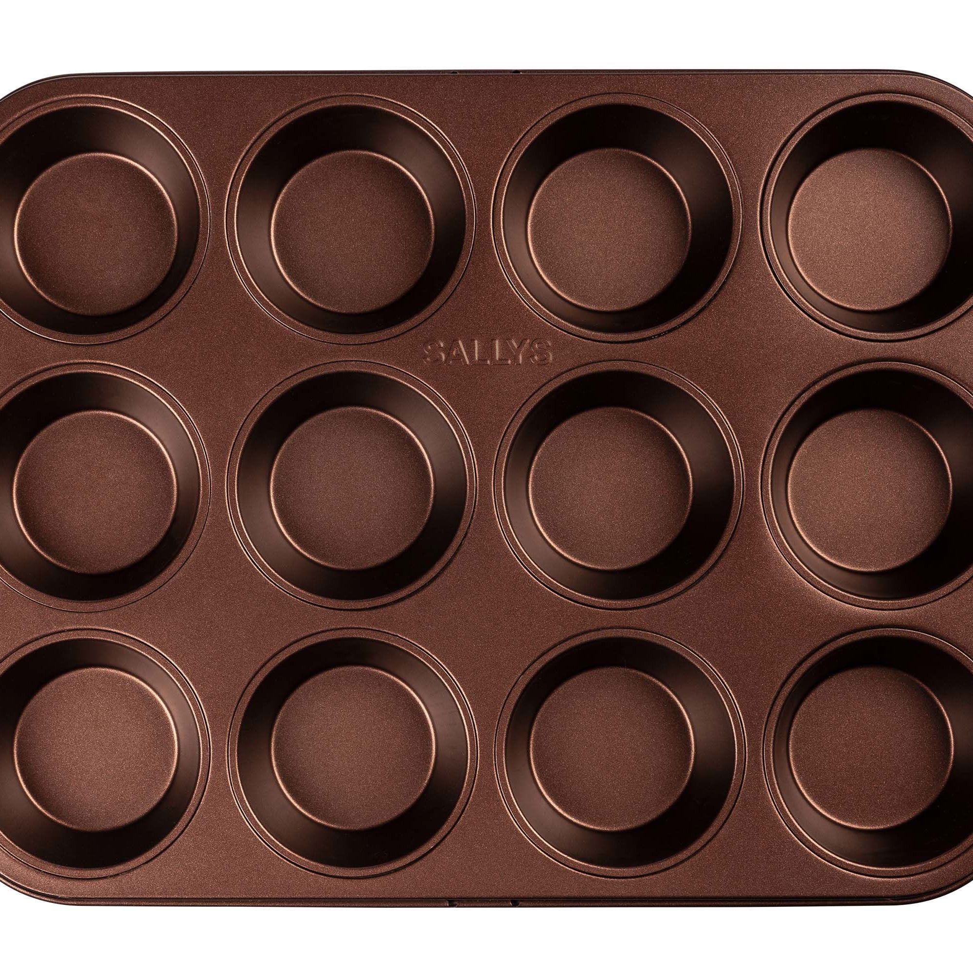 Ein kupferfarbenes Muffinblech