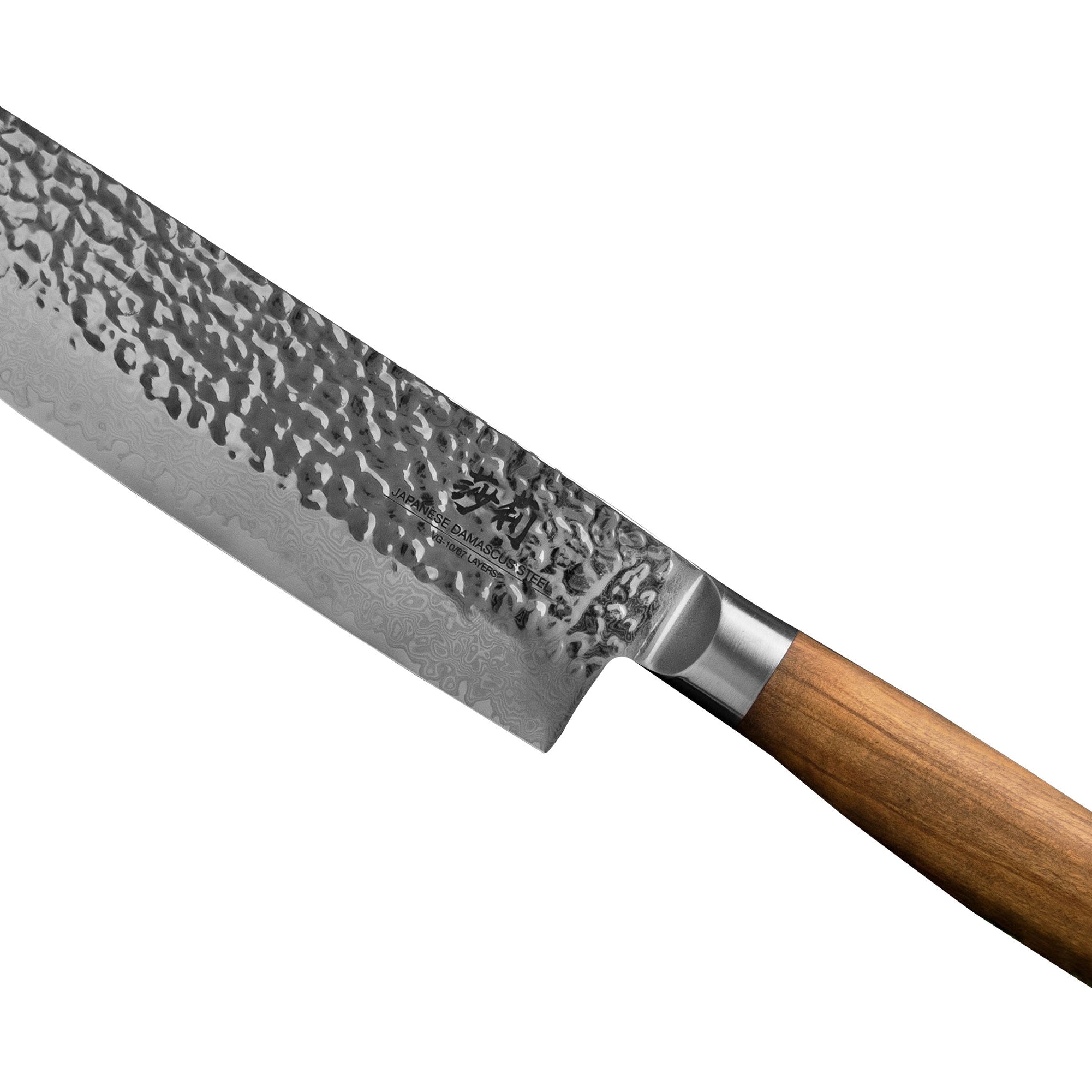 Ein Messer mit silberner, breiter Klinge und hölzernem Griff