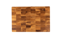 Ein helles Schneidebrett aus Holz