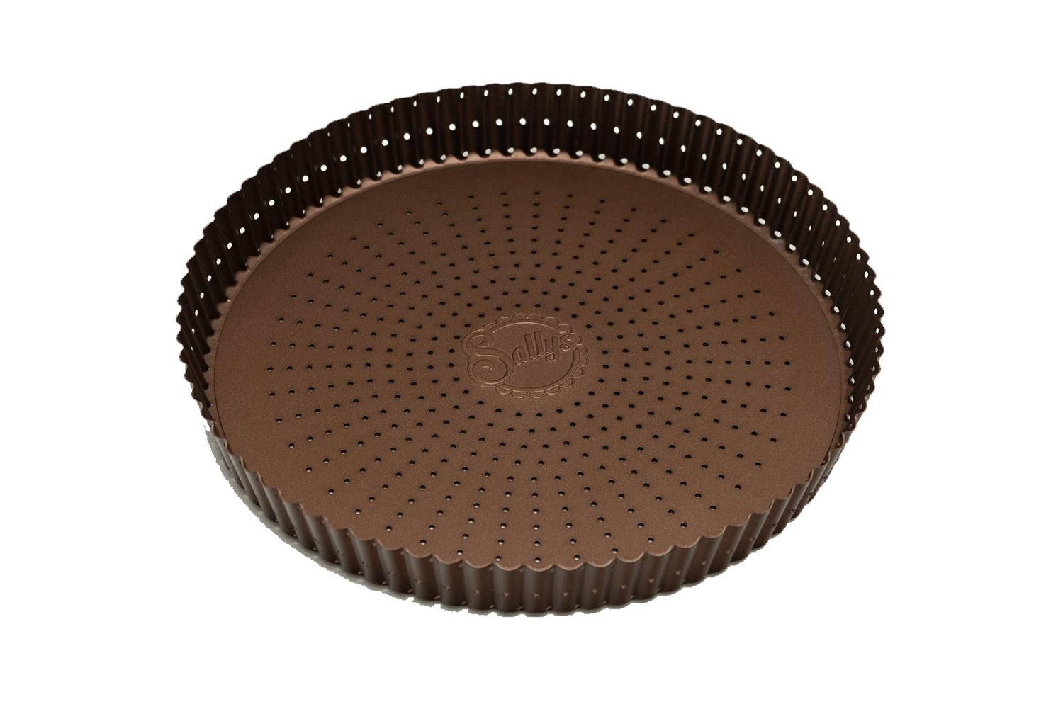 Eine kupferfarbene Tarteform mit perforiertem Boden