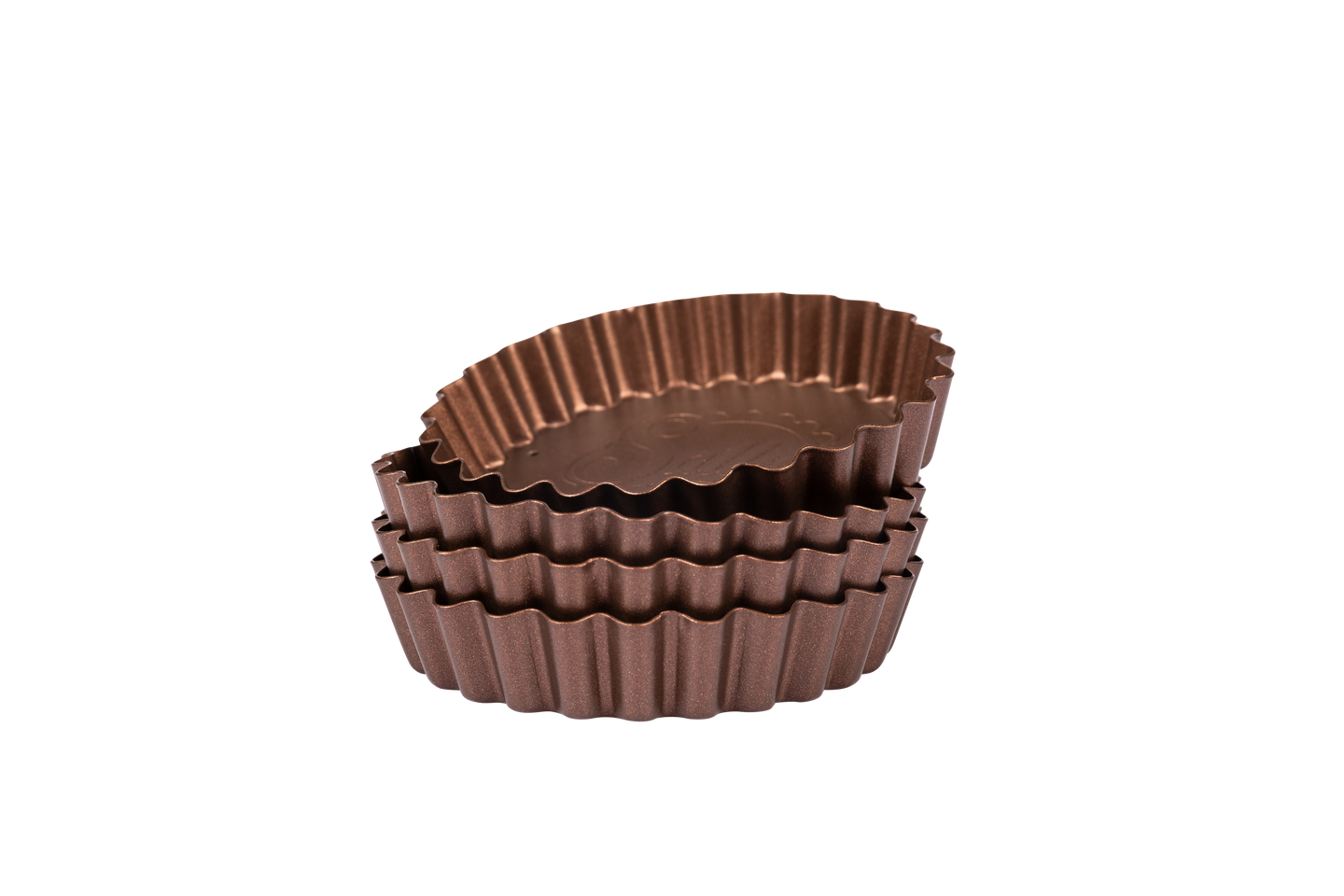 Mehrere kleine, kupferfarbene Tarteformen sind übereinander gestapelt