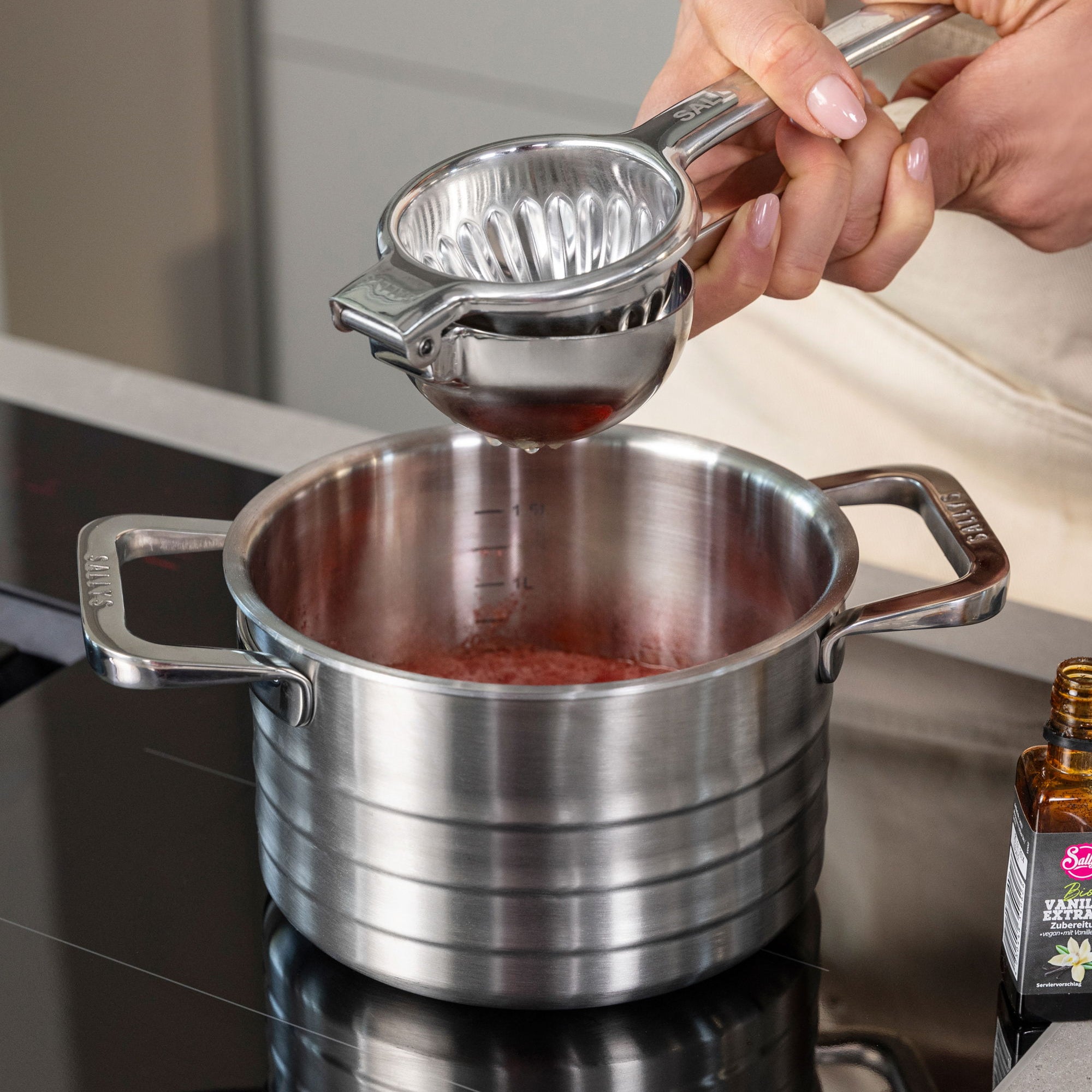 Sallys Edelstahl Zitruspresse all-in-one Presse