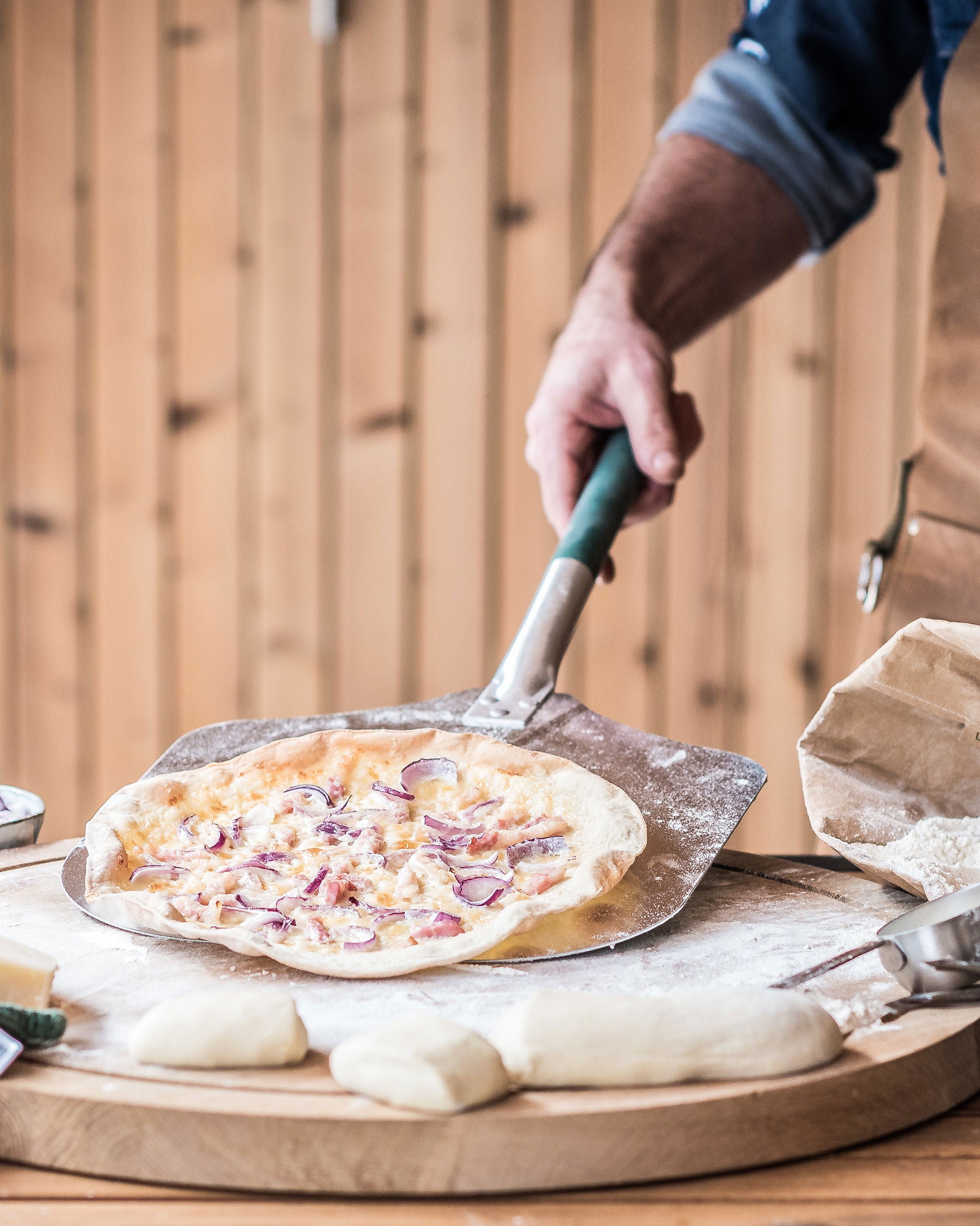 Big Green Egg Pizzaschaufel aus Edelstahl