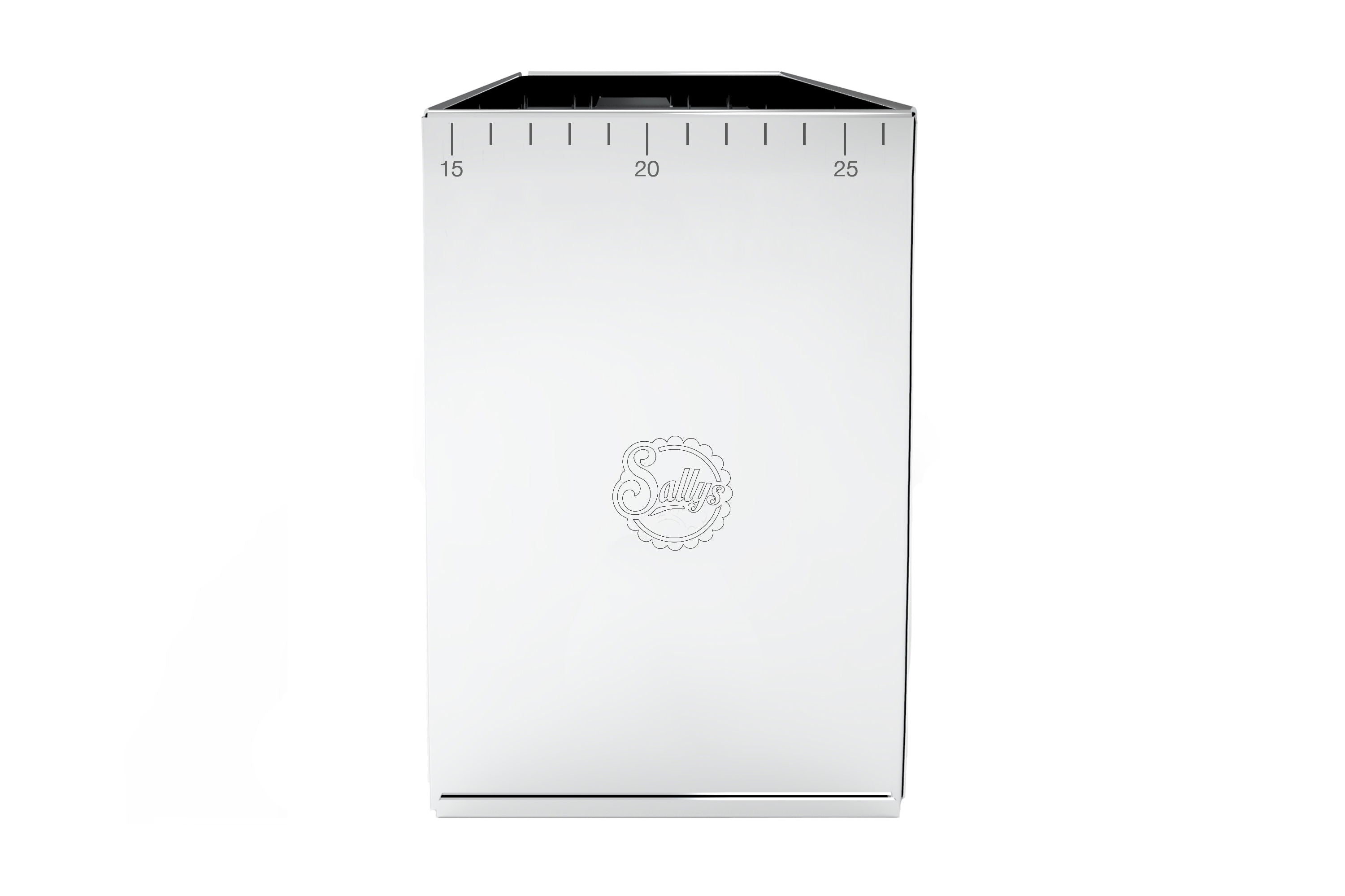 Ein silberner Backrahmen mit Skalierungen am oberen Rand