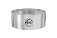 Ein silberner Mini-Backring mit Sallys Logo