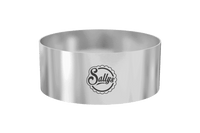 Ein silberner Mini-Backring mit Sallys Logo