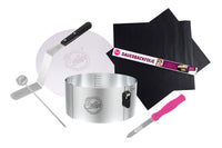 Ein Tortenring, ein Tortenretter, ein pinkes Backformmesser, eine Dauerbackfolie, eine Winkelpalette und ein Kuchentester