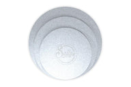 Ein kleines, ein mittelgroßes und ein großes silbernes Cake Board