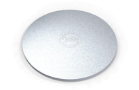 Ein großes, rundes, silbernes Cake Board