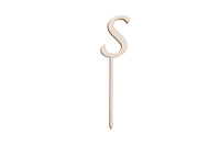 Ein Caketopper mit dem Buchstaben S