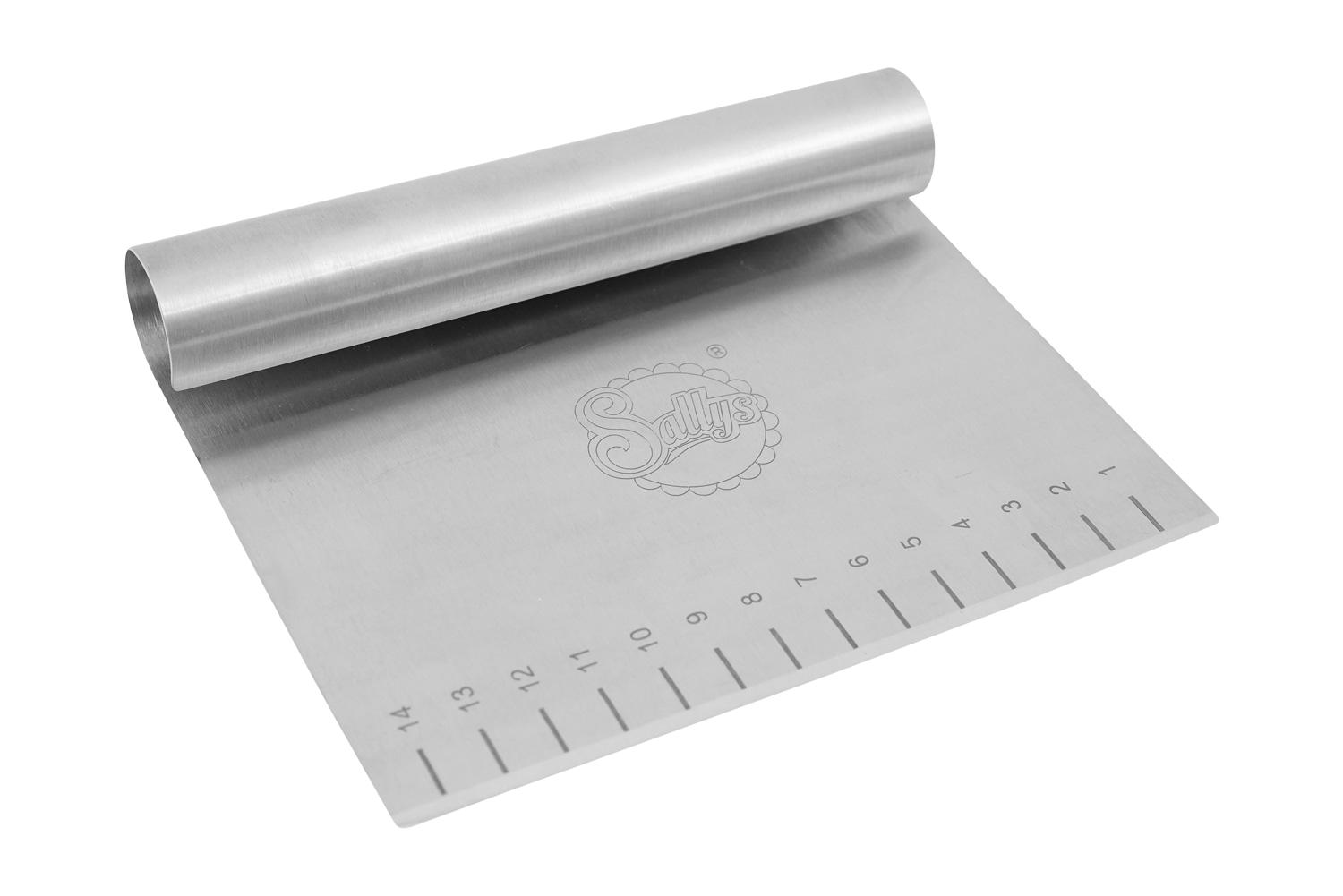 Eine kleine Edelstahlteigkarte mit Skalierungen