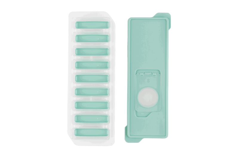 Eine grüne Eiswürfelform für rechteckige Eiswürfel