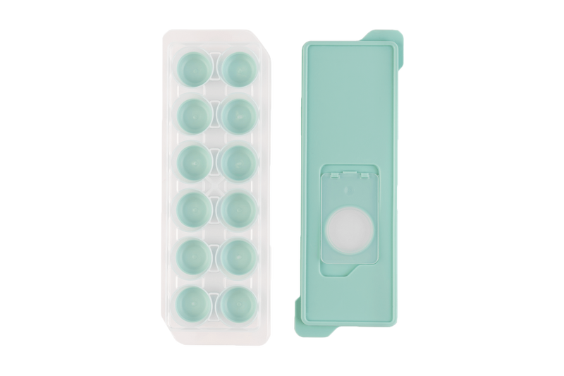 Eine grüne Eiswürfelform für runde Eiswürfel